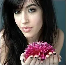 Avec qui Mia sort-elle pour la première fois ?