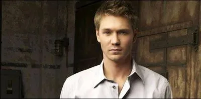 Avec qui Lucas sort-il pour la première fois ?