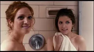 Lorsque Beca va se doucher, elle chantonne, quoi ?