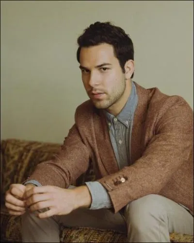 Question connaissance. Dans la vraie vie, Skylar Astin est en couple avec...