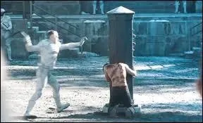 Quand Gale est en train de se faire fouetter, qui intervient le(la) premier(ère) pour le défendre ?