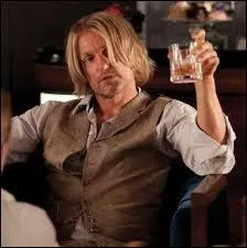 Quand Snow apprend (à la télé) qu'il y aurait un 75e Hunger Games avec les gagnants des précédents jeux, comment réagit Haymitch ?