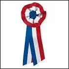 Que symbolisent les trois couleurs de la cocarde, invent&eacute;e et arbor&eacute;e pour la premi&egrave;re fois le 17 juillet 1789 par Louis XVI, au balcon de l'h&ocirc;tel de ville de Paris ?