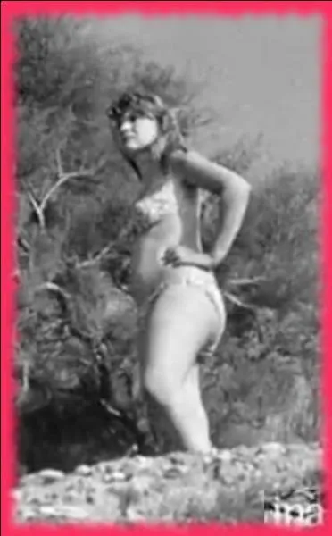 Tenez, messieurs, quelque chose à votre portée : que fait cette jeune fille en bikini ?