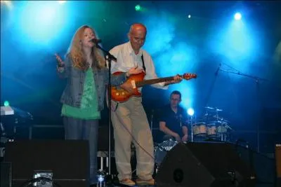 ''Holyhead'' est une chanson interprétée par Elaine Morgan, une chanteuse née à Cardiff dans le...