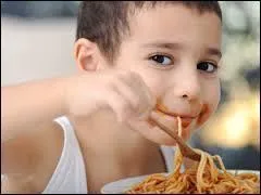 A quel âge un enfant mange t-il proprement ?