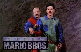 Adapté librement de la célèbre saga de jeux vidéo du même nom, le film "Super Mario Bros" est sorti en 1993. Quel acteur interprète le rôle de Mario ?