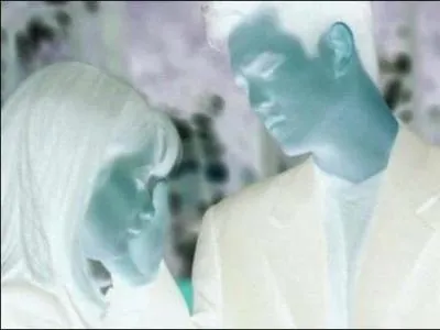 Qui est la personne à droite de la photo ?