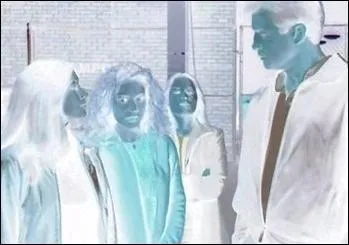 Qui est à droite de l'image, en face des 3 surs ?