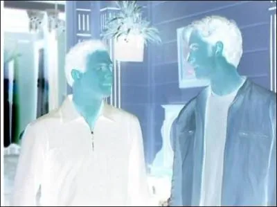 Qui est en face de Chris ?