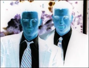 Qui est à droite de l'image ?