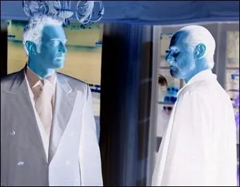 Cole est à gauche de la photo, qui est en face de lui ?