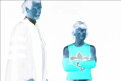 Qui est à côté de Phoebe ?