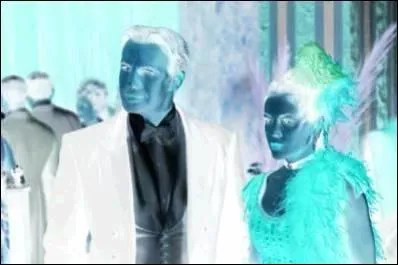 Qui est à gauche de l'image ?