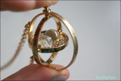 Qui donne à Hermione un Retourneur de Temps pour qu'elle puisse suivre plusieurs cours en même temps ?