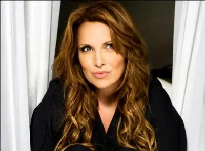 Qui est connue sous le pseudo d'Hélène Ségara ?