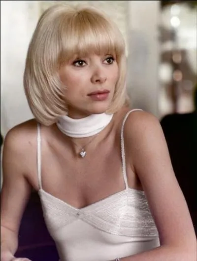 On la connaît sous le nom d'actrice de Mireille Darc, quel est son nom de naissance ?