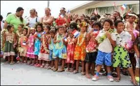 Combien d'habitants habitent sur ce territoire de cinq archipels ?