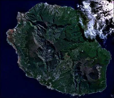 Quelle est la superficie de l'île de la Réunion ?