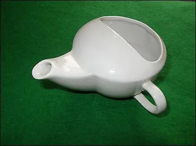 Quel nom porte cette tasse, munie d'un long bec verseur, réservée aux malades ?