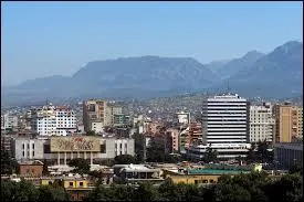 Dans quel pays se trouve Tirana ?