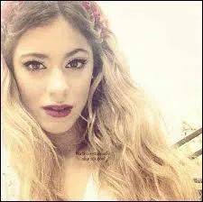 Porte-t-elle le maquillage pour tout ?