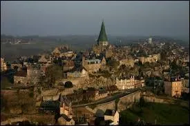 Je vous emmène à la découverte de la ville bas-normande de Domfront. Pour cela, nous devons nous rendre dans le département ...