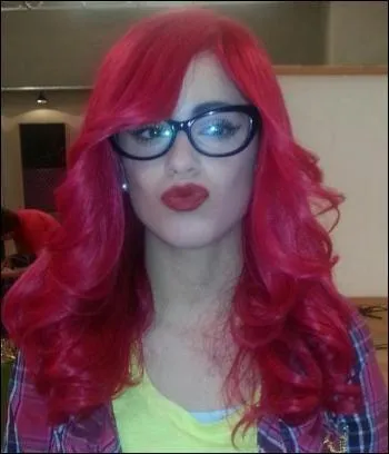 Qui est la jolie fille, aux cheveux rouges, qui apparaît dans la saison 3 ?  