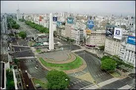 Quelle ville abrite l'avenue la plus large du monde ?