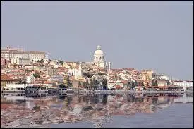 Quelle capitale est surnommée "La ville aux sept collines" ?