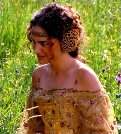 « Le parc du château étincelait au soleil comme si on venait de le repeindre de frais. Le ciel sans nuages se souriait à lui-même à la surface scintillante du lac. Les pelouses satinées ondulaient par moments au souffle d'une faible brise. »