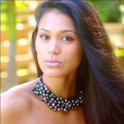 Comment s'appelle sa première dauphine ?