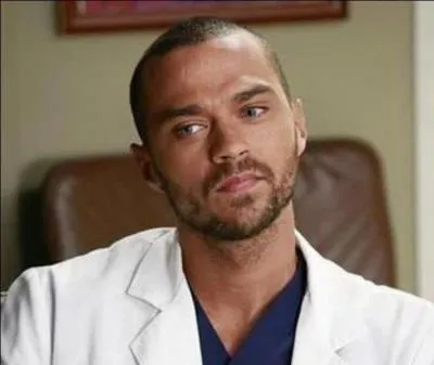 Quel est le poste du jeune homme ?