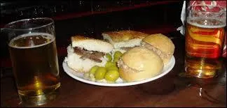 Pierooo va traîner du côté de son sandwich... Inutile de révéler ses intentions... Comment qualifie-t-on un jambon-beurre ?