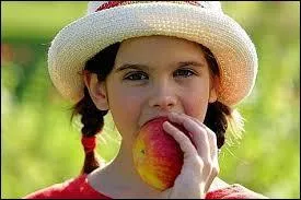 En furetant côté chips, Pierooo trébuche sur une jeune personne occupée à croquer dans un fruit. C'est Coude. Quelle phrase ce membre peut-il dire ?