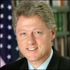 À qui succéda le président américain Bill Clinton ?
