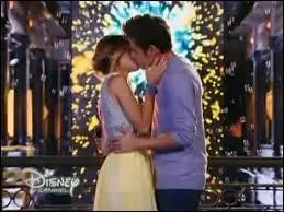 Lors de quelle chanson Leon va-t-il monter sur la scène pour chanter avec Violetta et à la fin pour l'embrasser ?