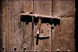 Quel nom porte ce genre de fermeture de portes anciennes ?