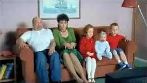 J'imagine qu'il est inutile de vous présenter "Les Simpson"... L'annonce d'une véritable adaptation cinématographique de la plus déjantée des familles d'Amérique a fait grand bruit, des millions de fans attendent patiemment sa sortie sur grand écran. Pour quelle date, la sortie de ce long-métrage a-t-elle été prévue ?