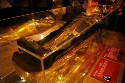 La momie du roi Toutankhamon était enveloppée de 17 draps. Le 4 novembre 1922, l'archéologue britannique Howard Carter redécouvre, dans la vallée des rois, la sépulture. Près de quelle ville actuelle se trouve cette vallée ?
