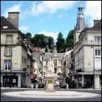 Château-Thierry, dans l'Aisne, vous invite à visiter son splendide château et son ancien couvent des Capucins. Devinez le nom de ses habitants.
