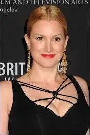 Par qui Esther est-elle jouée ?