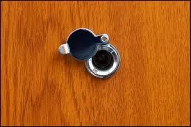 Je vous le dis comme ça, en aparté, ne lui faites pas confiance, il ment comme il respire, et vous risquez fort de vous retrouver les bras en croix !