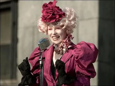 Quelle est la réplique fétiche de l'hôtesse chargée de recruter et d'accompagner jusqu'au bout les tributs du district 12 , Effie Trinket ?