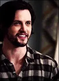 Comment s'appelle-t-il ? (Il fait partie d'une meute de loups-garous.)