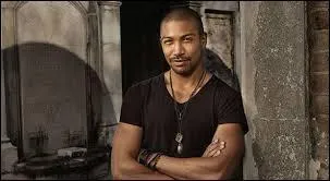 Comment s'appelle-t-il ? (C'est le personnage précédent qui l'a transformé en vampire.)