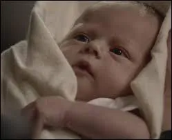 Comment s'appelle-t-elle ? (C'est le bébé du personnage précédent.)