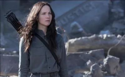 Où se rend Katniss au début du film, après la proposition de Plutarch et l'approbation de Coin ?