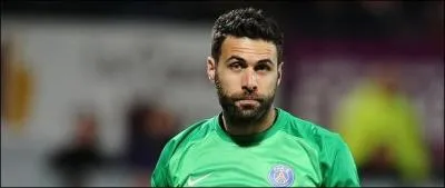 Quelle est la nationalité de Sirigu ?