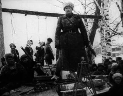 L'Allemagne perd alors un temps précieux à aider les Italiens, et n'attaque...